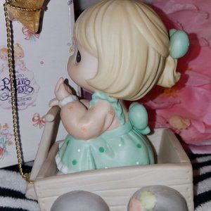 PRECIOUS MOMENTS Wishing You A World Of Peace